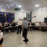 klatka z nagrania z Przyworskiego Oktoberfestu 2024, mieszkańcy przy stołach biesiadnych, w środku orkiestra dęta